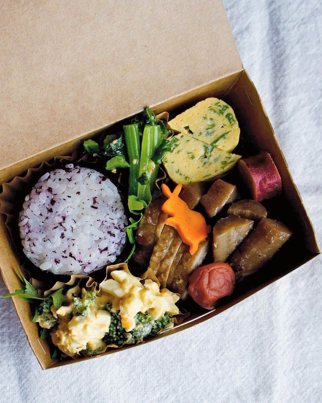 Ryoko Yunokiのインスタグラム：「+ + + Soy-simmered chicken and burdock bento/鶏肉と牛蒡の醤油煮弁当 . *a rice ball *soy-simmered chicken, burdock and konnyaku *rolled omelette with scallions *blanched komatsuna leaves with salt and sesame oil *broccoli, egg and tuna salad *honey simmered sweet potato *umeboshi . ＊ゆかりおにぎり ＊鶏肉と牛蒡と蒟蒻の醤油煮 ＊小松菜のナムル ＊ブロッコリーとゆで卵とツナのサラダ ＊薩摩芋の蜂蜜煮 ＊梅干し . . Soy-simmered chicken, burdock and konnyaku ingredients: *chicken, tied up with string neatly *burdock, cut int bite-sized *konnyaku, formed into ribbon *soy sauce, sugar and sake + + + #bento #お弁当 #丸の内弁当 #f52grams #紙パック弁当」