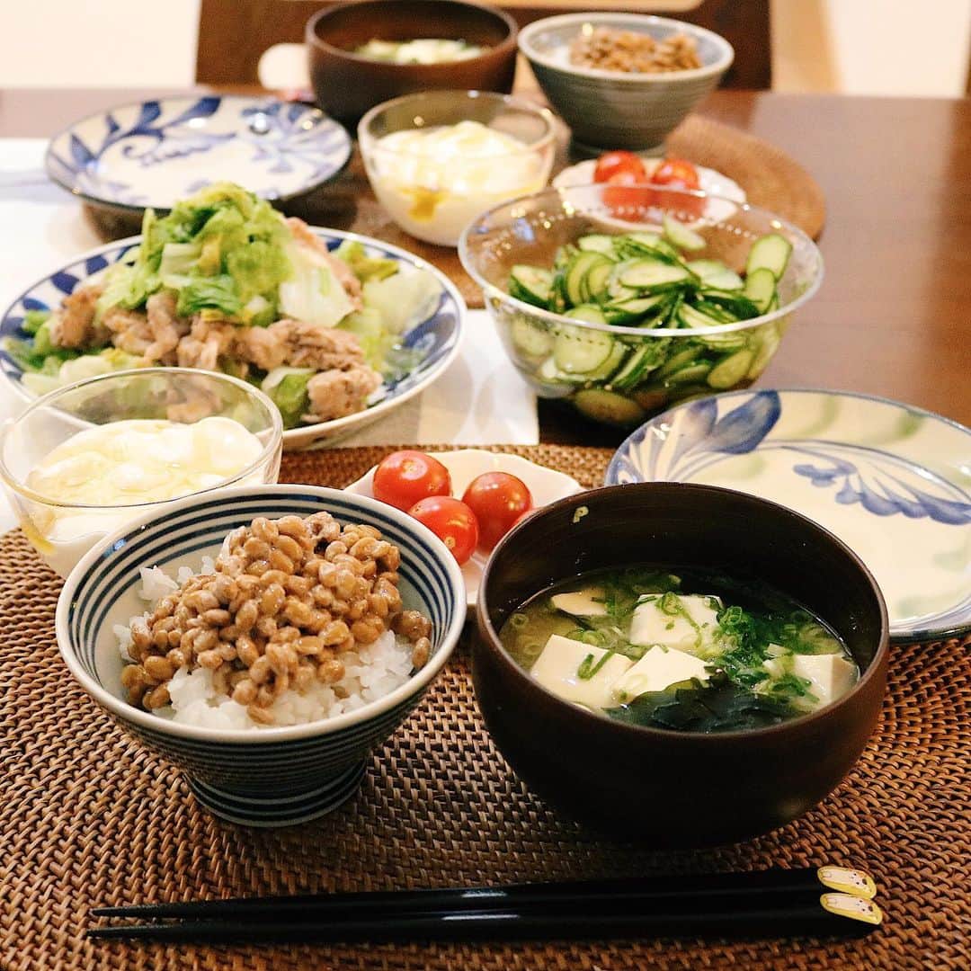 ゆかり/yukariのインスタグラム：「夜ごはん 納豆ごはん、味噌汁、レタスと豚こま炒め、きゅうり酢の物、ミニトマト、ヨーグルト * * * なんでもないごはんばかり食べています。 あとは片付けたり捨てたり掃除したり。 捨てハイにならないと良いけど。 * * * #おうちごはん #うちごはん #晩ごはん #夜ごはん #夕食 #料理 #手料理 #食卓 #自炊 #家庭料理 #料理好きな人と繋がりたい #暮らし #テーブルコーディネート #おうちごはんLover #food #japanesefood #foodpic #料理記録 #和食 #今日の晩御飯 #今日の夕食 #ていねいな暮らし #手抜きごはん #おうち和ごはん」