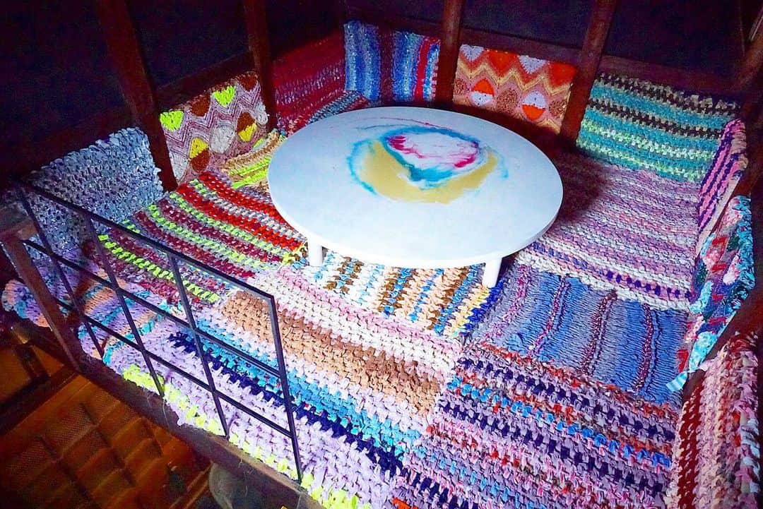 蓮沼千紘さんのインスタグラム写真 - (蓮沼千紘Instagram)「#nara #奈良 🇯🇵🦌🗾🧶. . .  配色は感覚と計算と。 . . .  #rokkanroom  #aneddy #chihirohasunuma  #knit #cafe #奈良 #蔵 #interior #knittedinterior  #knittedroom #handwork #knitwork #rug #room #japan」6月27日 8時38分 - knitchihiro