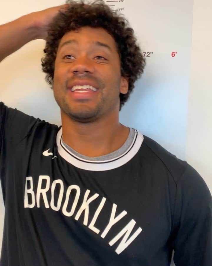 ラッセル・ウィルソンのインスタグラム：「“Wish I was a little bit taller. I wish I was a baller..” @BrooklynNets  @DeckerDavis_fit」