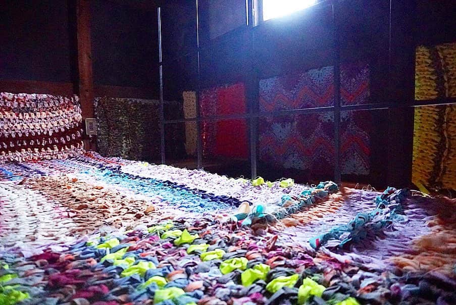 蓮沼千紘さんのインスタグラム写真 - (蓮沼千紘Instagram)「Well come to Nara！🦌🇯🇵🧶🌈. . . #rokkanroom  #aneddy #chihirohasunuma  #knit #cafe #奈良 #蔵 #interior #knittedinterior  #knittedroom #handwork #knitwork #rug #room #japan」6月27日 8時46分 - knitchihiro