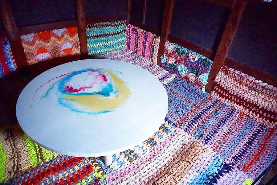 蓮沼千紘さんのインスタグラム写真 - (蓮沼千紘Instagram)「Well come to Nara！🦌🇯🇵🧶🌈. . . #rokkanroom  #aneddy #chihirohasunuma  #knit #cafe #奈良 #蔵 #interior #knittedinterior  #knittedroom #handwork #knitwork #rug #room #japan」6月27日 8時46分 - knitchihiro