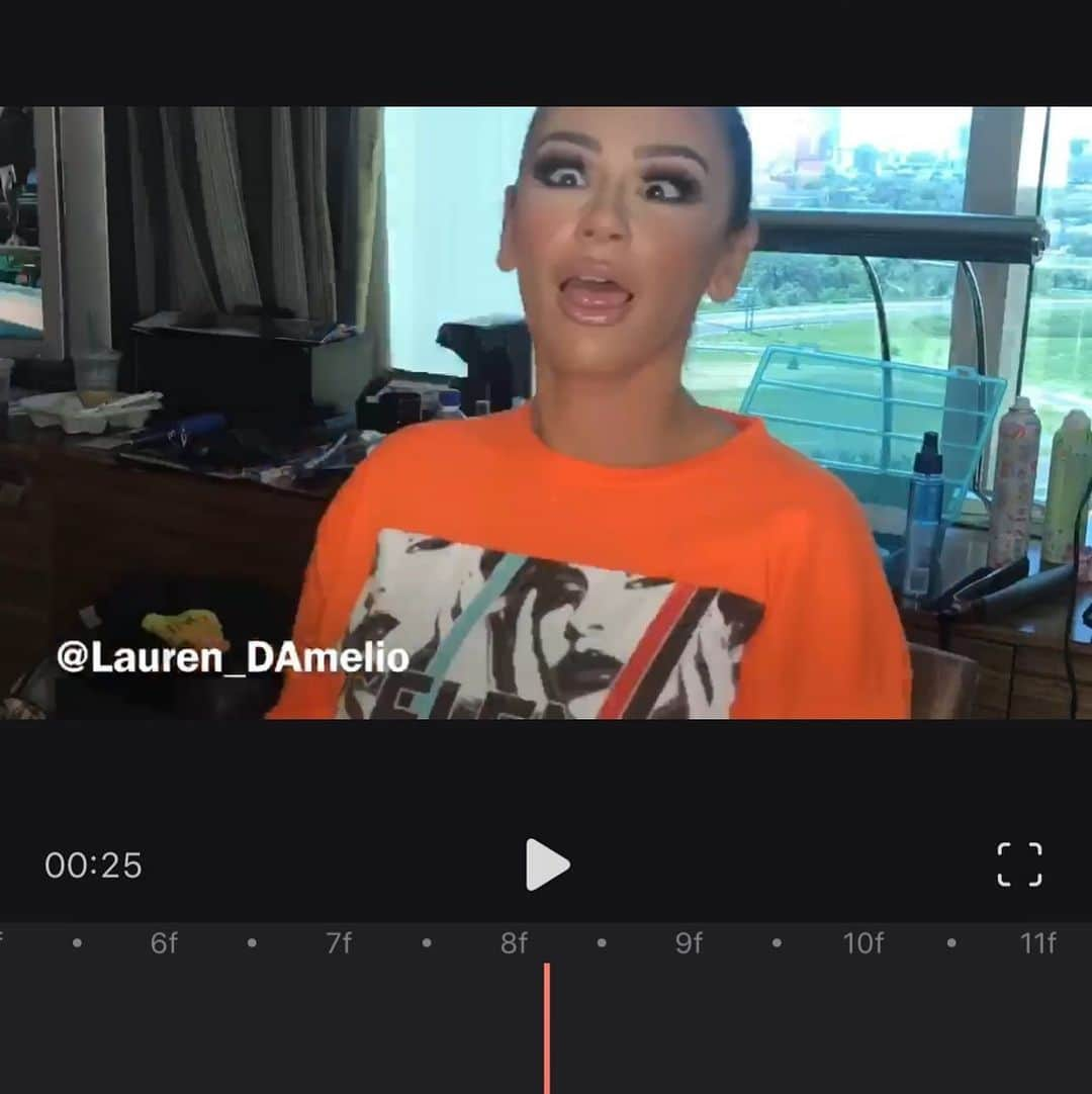 ジェイワウさんのインスタグラム写真 - (ジェイワウInstagram)「When my friends ask me to be serious during a makeup time lapse video 😂😂😂🤷🏽‍♀️🤷🏽‍♀️🤷🏽‍♀️ @lauren_damelio @mermaid_labs」6月27日 8時48分 - jwoww