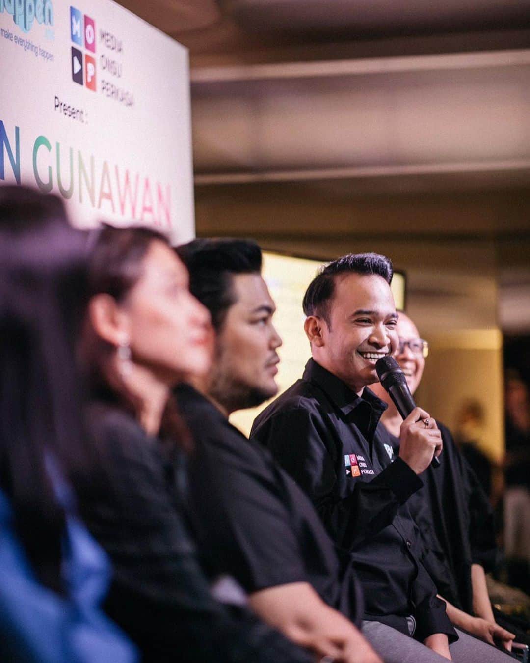 Ivan Gunawanさんのインスタグラム写真 - (Ivan GunawanInstagram)「Press conferences for my concert  IVAN GUNAWAN LIVE ON STAGE STORY OF MY LIFE went well . I’m so grateful for every people who supports and involved in this event. One step closer to the Big Day for me. For you guys don’t forget to buy the tickets, because it’s gonna be an awesome event “ . . #ivangunawan #pressconference #ivangunawanliveonstage #storyofmylife」6月27日 8時50分 - ivan_gunawan