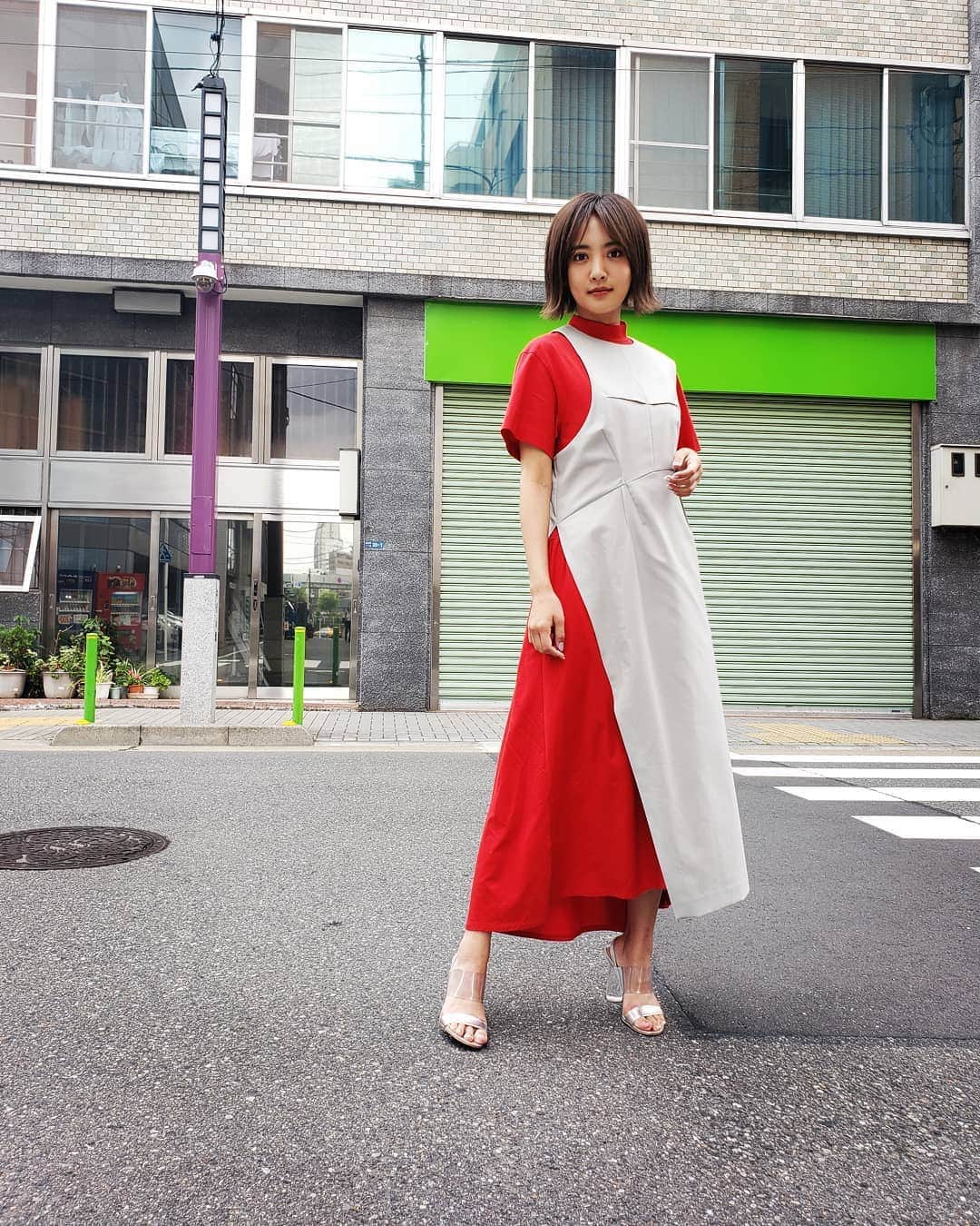 夏菜さんのインスタグラム写真 - (夏菜Instagram)「Red dress:@lecielbleu_official  gray dress:@_irene__official_  shoes:@carranooficial STYLIST:@ayumi__y」6月27日 8時51分 - natsuna_official
