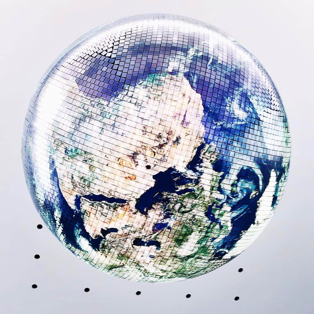 末吉里花さんのインスタグラム写真 - (末吉里花Instagram)「日本科学未来館にいます。フランスのマクロン大統領との討論会、Tech 4 good. 未来館の天井には大きな地球が。地球はひとつ。どうやったら地球1個分の暮らしができるか、改めて考えさせられます。Attending an open forum “tech4good” at Miraikan. French president Emmanuel Macron is coming to the discussion. #france #macron #techforgood #climatecrisis #environment #ai #miraikan #日本科学未来館 #フランス #日仏 #マクロン大統領 #気候と環境 #企画展示のマンモス展も気になる #地球一個分の暮らし #つながりプロジェクト」6月27日 9時02分 - rikasueyoshi