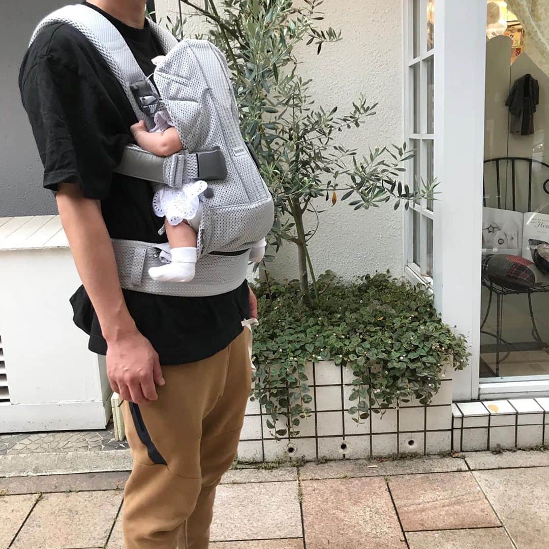Keikooooooのインスタグラム：「悩みまくった#抱っこ紐 の旅が終結しました🙄 ✔︎旅の内容は、ブログに書きました！ 旦那さんには凄く似合う🤣笑。 もう少し小さくて洋服の邪魔をしないものがやっぱり欲しいなー🤔  #ベビービョルン #抱っこ紐問題 #babybjorn #抱っこひも #出産準備」