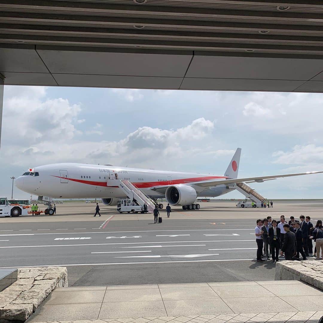 世耕弘成のインスタグラム：「G20大阪サミット出席のため大阪伊丹空港に向かいます。新政府専用機初搭乗です。」