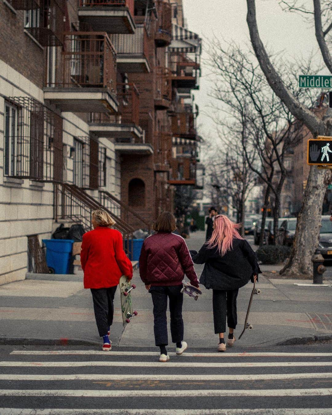 ローラ・エンバーさんのインスタグラム写真 - (ローラ・エンバーInstagram)「I’ll be sharing some of my favourite moments from our short film ‘THIS WAY’ over the next few days | Our trip from NYC down the East Coast in an old 1994  Limo (that may or may not have broken down) - 2 surfers gals, 1 skater gal (equaling 3 weird gals) just doing life! If you haven’t seen it link is in my Bio - Also Check our @PATTIPEOPLE to see more amazingnessss ⚡️⚡️⚡️⚡️ @noravexplora @jaleesavincent」6月27日 9時10分 - lauraenever