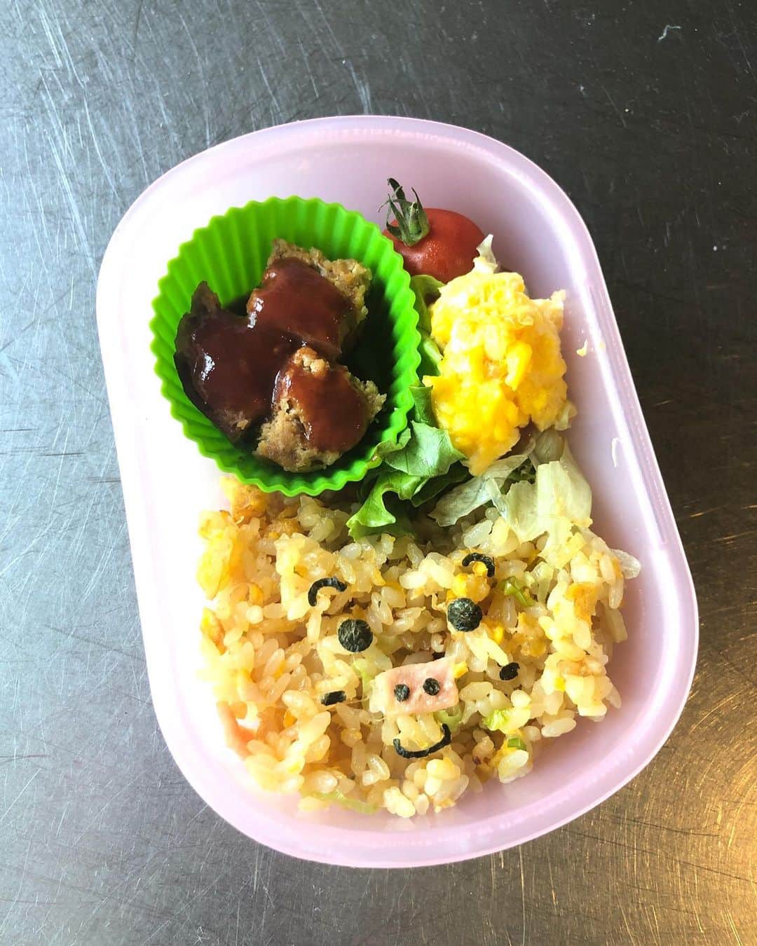 みきママさんのインスタグラム写真 - (みきママInstagram)「【旦那がお弁当を作ってくれました〜！】. . . . 朝です。お弁当作るぞ～！ すると、旦那「弁当、もうできる。」ってさ。. . .  もうできてるなんて、お前さん、神様ですか⁉️⁉️⁉️. . . . 旦那「パチン。」 仕上げに海苔でキャラ弁にします。 . . .  そして、旦那「ハムを鼻にする。」 チャーハンの中にあったハムを鼻にするなんて、頭いい〜！！ . . . . . .  すると、杏ちゃん「できた？」 厳しいチェック入りま〜す。 . . . . 旦那「弁当できた。」 おかずは残り物を詰めて、卵はスクランブルエッグを入れたって。 . . .  旦那「全部食べてね〜。」 杏ちゃん「・・・・・ブタちゃん、かわいい。」 . . . . . .  杏ちゃん、パパに気を遣わなくていいんだよ。 . . . 🔆来月は広島の三越さんで餃子を売らせていただきます～！！ よかったら遊びに来てくださ～い！！」6月27日 9時11分 - mikimama_official