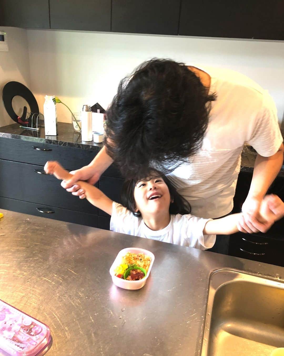 みきママさんのインスタグラム写真 - (みきママInstagram)「【旦那がお弁当を作ってくれました〜！】. . . . 朝です。お弁当作るぞ～！ すると、旦那「弁当、もうできる。」ってさ。. . .  もうできてるなんて、お前さん、神様ですか⁉️⁉️⁉️. . . . 旦那「パチン。」 仕上げに海苔でキャラ弁にします。 . . .  そして、旦那「ハムを鼻にする。」 チャーハンの中にあったハムを鼻にするなんて、頭いい〜！！ . . . . . .  すると、杏ちゃん「できた？」 厳しいチェック入りま〜す。 . . . . 旦那「弁当できた。」 おかずは残り物を詰めて、卵はスクランブルエッグを入れたって。 . . .  旦那「全部食べてね〜。」 杏ちゃん「・・・・・ブタちゃん、かわいい。」 . . . . . .  杏ちゃん、パパに気を遣わなくていいんだよ。 . . . 🔆来月は広島の三越さんで餃子を売らせていただきます～！！ よかったら遊びに来てくださ～い！！」6月27日 9時11分 - mikimama_official