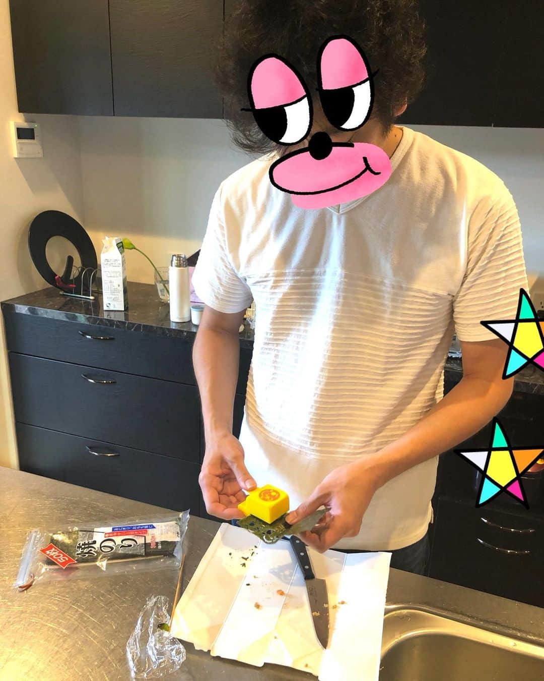 みきママさんのインスタグラム写真 - (みきママInstagram)「【旦那がお弁当を作ってくれました〜！】. . . . 朝です。お弁当作るぞ～！ すると、旦那「弁当、もうできる。」ってさ。. . .  もうできてるなんて、お前さん、神様ですか⁉️⁉️⁉️. . . . 旦那「パチン。」 仕上げに海苔でキャラ弁にします。 . . .  そして、旦那「ハムを鼻にする。」 チャーハンの中にあったハムを鼻にするなんて、頭いい〜！！ . . . . . .  すると、杏ちゃん「できた？」 厳しいチェック入りま〜す。 . . . . 旦那「弁当できた。」 おかずは残り物を詰めて、卵はスクランブルエッグを入れたって。 . . .  旦那「全部食べてね〜。」 杏ちゃん「・・・・・ブタちゃん、かわいい。」 . . . . . .  杏ちゃん、パパに気を遣わなくていいんだよ。 . . . 🔆来月は広島の三越さんで餃子を売らせていただきます～！！ よかったら遊びに来てくださ～い！！」6月27日 9時11分 - mikimama_official