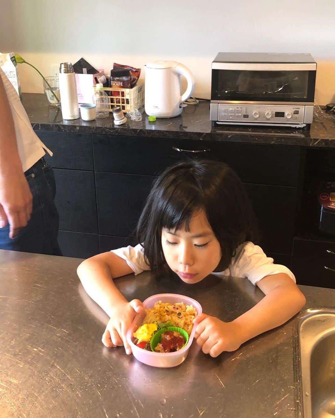 みきママさんのインスタグラム写真 - (みきママInstagram)「【旦那がお弁当を作ってくれました〜！】. . . . 朝です。お弁当作るぞ～！ すると、旦那「弁当、もうできる。」ってさ。. . .  もうできてるなんて、お前さん、神様ですか⁉️⁉️⁉️. . . . 旦那「パチン。」 仕上げに海苔でキャラ弁にします。 . . .  そして、旦那「ハムを鼻にする。」 チャーハンの中にあったハムを鼻にするなんて、頭いい〜！！ . . . . . .  すると、杏ちゃん「できた？」 厳しいチェック入りま〜す。 . . . . 旦那「弁当できた。」 おかずは残り物を詰めて、卵はスクランブルエッグを入れたって。 . . .  旦那「全部食べてね〜。」 杏ちゃん「・・・・・ブタちゃん、かわいい。」 . . . . . .  杏ちゃん、パパに気を遣わなくていいんだよ。 . . . 🔆来月は広島の三越さんで餃子を売らせていただきます～！！ よかったら遊びに来てくださ～い！！」6月27日 9時11分 - mikimama_official