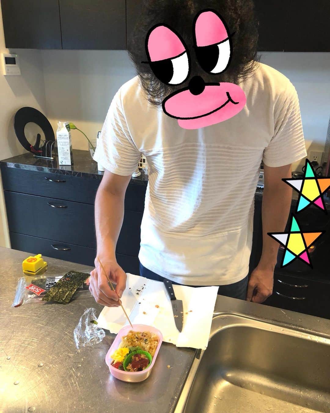 みきママさんのインスタグラム写真 - (みきママInstagram)「【旦那がお弁当を作ってくれました〜！】. . . . 朝です。お弁当作るぞ～！ すると、旦那「弁当、もうできる。」ってさ。. . .  もうできてるなんて、お前さん、神様ですか⁉️⁉️⁉️. . . . 旦那「パチン。」 仕上げに海苔でキャラ弁にします。 . . .  そして、旦那「ハムを鼻にする。」 チャーハンの中にあったハムを鼻にするなんて、頭いい〜！！ . . . . . .  すると、杏ちゃん「できた？」 厳しいチェック入りま〜す。 . . . . 旦那「弁当できた。」 おかずは残り物を詰めて、卵はスクランブルエッグを入れたって。 . . .  旦那「全部食べてね〜。」 杏ちゃん「・・・・・ブタちゃん、かわいい。」 . . . . . .  杏ちゃん、パパに気を遣わなくていいんだよ。 . . . 🔆来月は広島の三越さんで餃子を売らせていただきます～！！ よかったら遊びに来てくださ～い！！」6月27日 9時11分 - mikimama_official