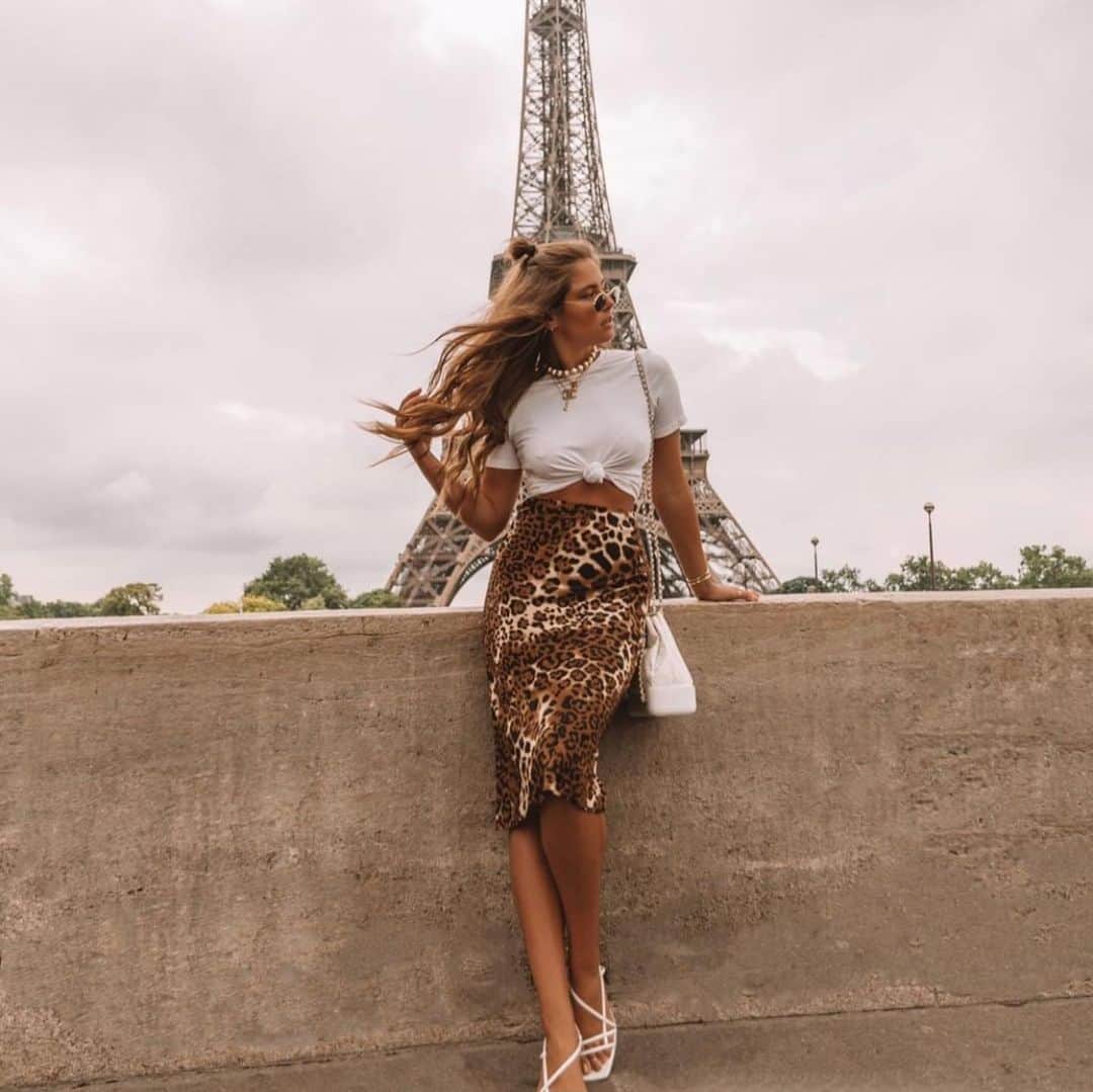 ナイトキャップさんのインスタグラム写真 - (ナイトキャップInstagram)「We’ve had some amazing #nightcaps in Paris! How about you??? ❤️ @jamienkidd in our Leopard Silk Skirt 🥂」6月27日 9時08分 - nightcapclothing