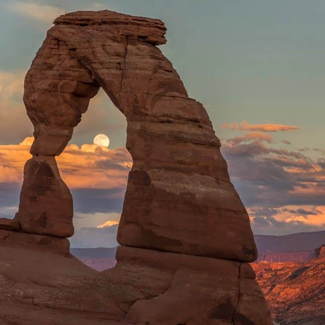 アメリカ内務省さんのインスタグラム写真 - (アメリカ内務省Instagram)「The walk out to Delicate Arch at #Arches National Park is a mile and a half and steadily uphill. There’s very little shade, so it can be very hot in the summer months. Also, due to its popularity, crowds can form, taking seats on the red rocks surrounding this #Utah icon. But these minor details do nothing to damper the thrill of watching the sunset at this spectacular place. Put it on your bucketlist. Photo @ArchesNPS by #NationalPark Service. #travel #FindYourPark #usinterior」6月27日 9時15分 - usinterior