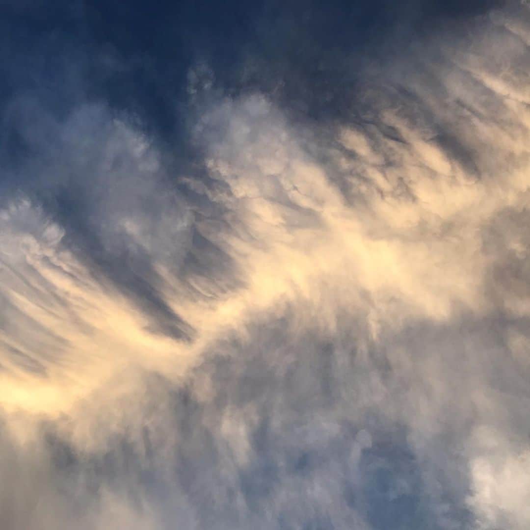 藤代冥砂さんのインスタグラム写真 - (藤代冥砂Instagram)「今朝の沖縄の空。 雲の模様が素晴らしい。 梅雨が明けるのか？ 久しぶりに洗濯物が太陽で乾かせる。 ありがたや〜。 This morning. Rainy season is over? Clouds show unusual beauty.  #雲 #clouds」6月27日 9時17分 - meisafujishiro