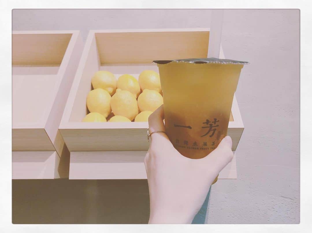 青葉ひなりさんのインスタグラム写真 - (青葉ひなりInstagram)「なんかレモンゼリーのやつ飲んだけどぷりぷりで美味しかった🍋  みんなは一芳でおすすめの メニューある？  #instagood  #tapioca #一芳 #sweets」6月27日 9時37分 - hinari_festive