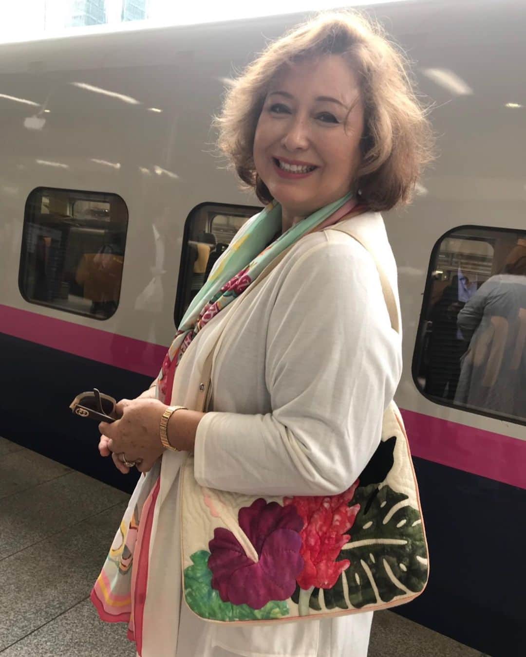 キャシー中島さんのインスタグラム写真 - (キャシー中島Instagram)「*﻿ 今日はハルコがプレスクールに行くのと同じ時間に家を出て、新潟に向かいます。﻿ 新潟のキルトフェスティバルでトークショーをします。﻿ 久しぶりの新潟❣️﻿ 楽しみです。﻿ #朱鷺メッセ で13時からです。﻿ お近くの方いらしてね！﻿ *﻿ #東京駅 のお弁当屋さんが凄い🍱🍱‼️﻿ 200種類もあるんですって！﻿ 外国の方も買っていました。﻿ きっと珍しいのでしょうね！﻿ では、新潟に行ってきまーーす！﻿ ﻿ #キャシー中島#キャシーマム ﻿﻿ #kathynakajima#kathymom﻿﻿ #今日のハルコ#だっこ﻿ #駅弁﻿」6月27日 9時45分 - official_kathynakajima