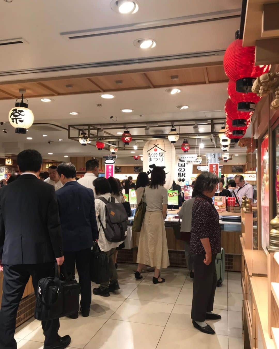 キャシー中島さんのインスタグラム写真 - (キャシー中島Instagram)「*﻿ 今日はハルコがプレスクールに行くのと同じ時間に家を出て、新潟に向かいます。﻿ 新潟のキルトフェスティバルでトークショーをします。﻿ 久しぶりの新潟❣️﻿ 楽しみです。﻿ #朱鷺メッセ で13時からです。﻿ お近くの方いらしてね！﻿ *﻿ #東京駅 のお弁当屋さんが凄い🍱🍱‼️﻿ 200種類もあるんですって！﻿ 外国の方も買っていました。﻿ きっと珍しいのでしょうね！﻿ では、新潟に行ってきまーーす！﻿ ﻿ #キャシー中島#キャシーマム ﻿﻿ #kathynakajima#kathymom﻿﻿ #今日のハルコ#だっこ﻿ #駅弁﻿」6月27日 9時45分 - official_kathynakajima