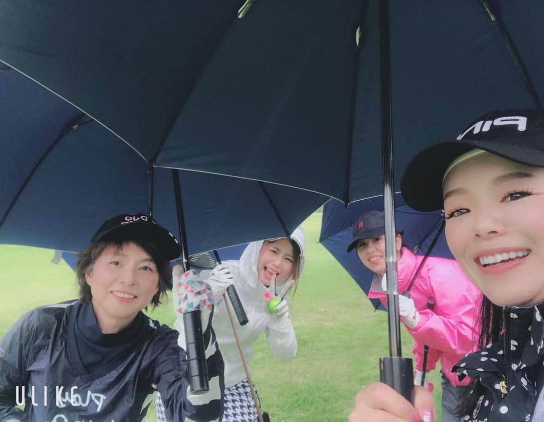 川原由維さんのインスタグラム写真 - (川原由維Instagram)「いよいよ梅雨入りの福岡。 そんな昨日、グループラウンドレッスンでした‼️ コースデビューの生徒さんもいらっしゃって、それなのに雨☔️…😭 前半は雨も降らずだったのですが、後半はかなりの大雨でした😅 ドキドキのコースデビューの生徒さんと、雨ゴルフが初めての生徒さんもいて… 嫌になったりしないかなぁと、心配してましたが、プレー中も楽しそうで♫  プレー後も皆さんメールをくださって 「初めてのゴルフだったけど、とても楽しく出来ました♫ ゴルフがもっと楽しくなりました☺️」コースデビューのHさん。 「雨ゴルフ初めてだったけど、良い経験出来ました！」Rさん。 「雨だったけど、楽しく回れました」Yさん。  ゴルフは、雨でも中止になる事はない場合もあるから、雨ゴルフを嫌いにならずに楽しめたらより楽しい🤗  私自体雨ゴルフが多いのもありますが😅雨ゴルフ大好きです🤣 ラウンドレッスンでは、雨ゴルフでの対応の方法などもレッスンに盛り込んでます☺️ 雨の日は、晴れの日よりも確実に悪くなる事もあるけど、逆に良い事もありますよ‼️ ぜひ雨ゴルフも経験していただきたいです😌  雨ゴルフでしたが、ご参加の皆さんお疲れさまでした☺️ また、雨ゴルフ楽しんでいただいてありがとうございました😊 雨でも嫌にならずに、プレーしていただけて嬉しかったです💕 皆さんの楽しんでる笑顔を見れたら、疲れも吹っ飛びます🤣 また課題が見つかったと思うので、レッスンも頑張りましょう٩( 'ω' )و  #ゴルフ#ゴルフ女子#ゴルフデビュー#ゴルフレッスン#初ゴルフ#楽しそうな顔を見れて#嬉しい」6月27日 9時39分 - yui5520