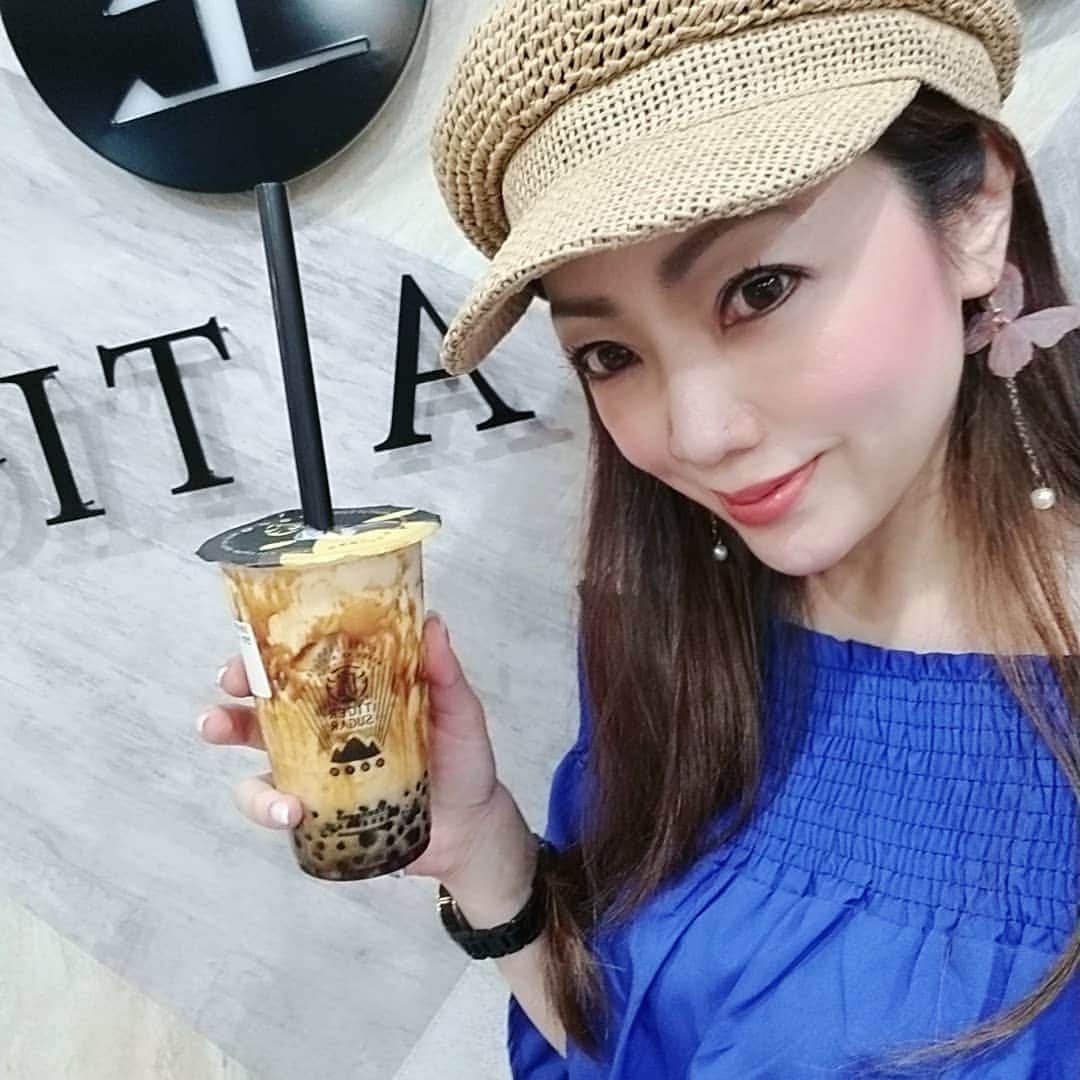 今堀恵理さんのインスタグラム写真 - (今堀恵理Instagram)「韓国に今年上陸、日本未上陸 現在韓国ナンバーワンカフェに選ばれてるお店 タイガーシュガー　@tigersugarkorea  大阪に無いくらい美味しいと噂だったから行って来たよ🎵  うん。確かに❗めちゃ美味しい ずば抜けて美味しい 私が今まで飲んだタピの中で世界１です  黒糖とミルクのこの柄がタイガー🐯らしい。衝撃のコクと深みがあります  そして嬉しい情報 タイガーシュガーは日本にまもなくオープンするらしい。並ぶなー　これは  タピ活の方はミョンドンに新しく黒花堂も出来てたし、ゴンチャもありますよ  私のコーデ カットソーはさとみちゃんのブランド @cielvis_by_youna ピアスは　@larubanrose  #cielvis #tigersugar #タイガーシュガー　#タピ活　#タピオカ巡り　#韓国旅行　#タビジョ　#ミョンドン　#韓国カフェ　#タピオカ　#老虎堂　#黒糖タピオカ　#バブルティー　#黒花堂　#ソウル台湾グルメ　#台湾バブルティー #버블티」6月27日 9時54分 - eriimahori