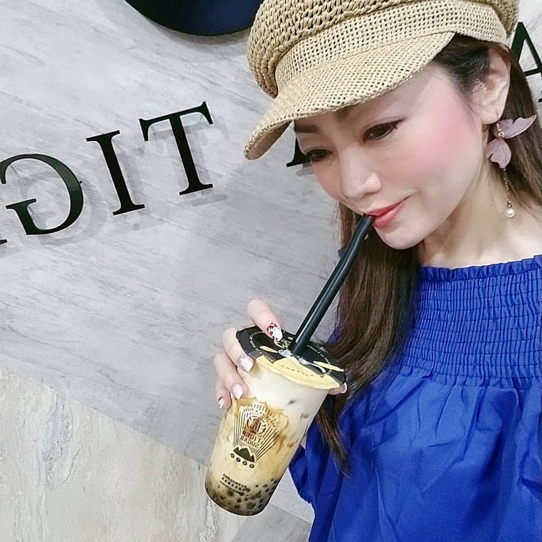 今堀恵理さんのインスタグラム写真 - (今堀恵理Instagram)「韓国に今年上陸、日本未上陸 現在韓国ナンバーワンカフェに選ばれてるお店 タイガーシュガー　@tigersugarkorea  大阪に無いくらい美味しいと噂だったから行って来たよ🎵  うん。確かに❗めちゃ美味しい ずば抜けて美味しい 私が今まで飲んだタピの中で世界１です  黒糖とミルクのこの柄がタイガー🐯らしい。衝撃のコクと深みがあります  そして嬉しい情報 タイガーシュガーは日本にまもなくオープンするらしい。並ぶなー　これは  タピ活の方はミョンドンに新しく黒花堂も出来てたし、ゴンチャもありますよ  私のコーデ カットソーはさとみちゃんのブランド @cielvis_by_youna ピアスは　@larubanrose  #cielvis #tigersugar #タイガーシュガー　#タピ活　#タピオカ巡り　#韓国旅行　#タビジョ　#ミョンドン　#韓国カフェ　#タピオカ　#老虎堂　#黒糖タピオカ　#バブルティー　#黒花堂　#ソウル台湾グルメ　#台湾バブルティー #버블티」6月27日 9時54分 - eriimahori