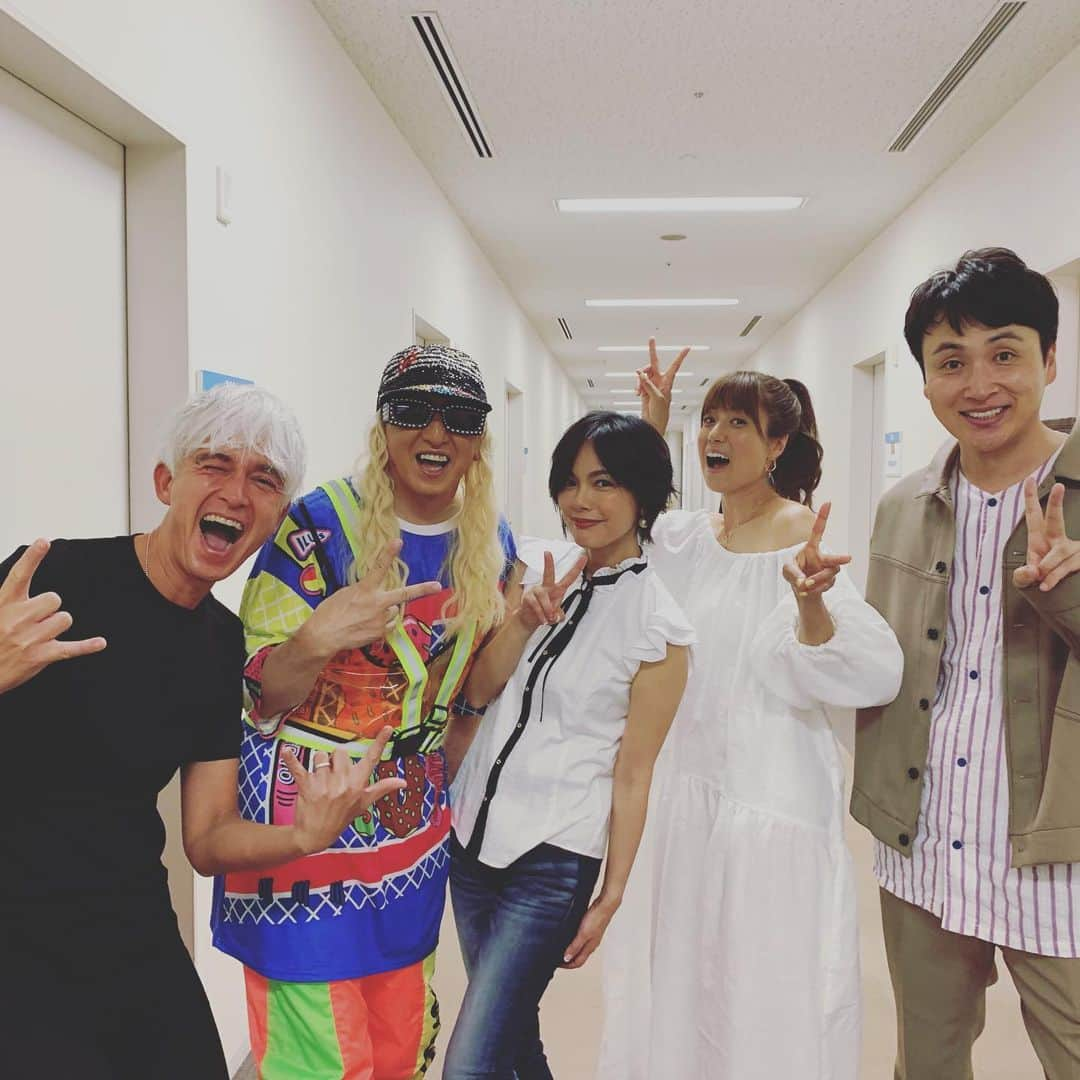 相川七瀬さんのインスタグラム写真 - (相川七瀬Instagram)「昨日は梅ズバのオンエアーでした。 KOOさん、Marcさん、hitomiちゃん とこうやって並んで写真撮る日がくるとは！！感激です❤️ 楽屋に戻ってきた、児嶋さんも一緒に記念撮影😊楽しい収録でした😆 有難うございました💕💕 #trf  #globe #hitomi #avex大集合」6月27日 9時52分 - nanasecat