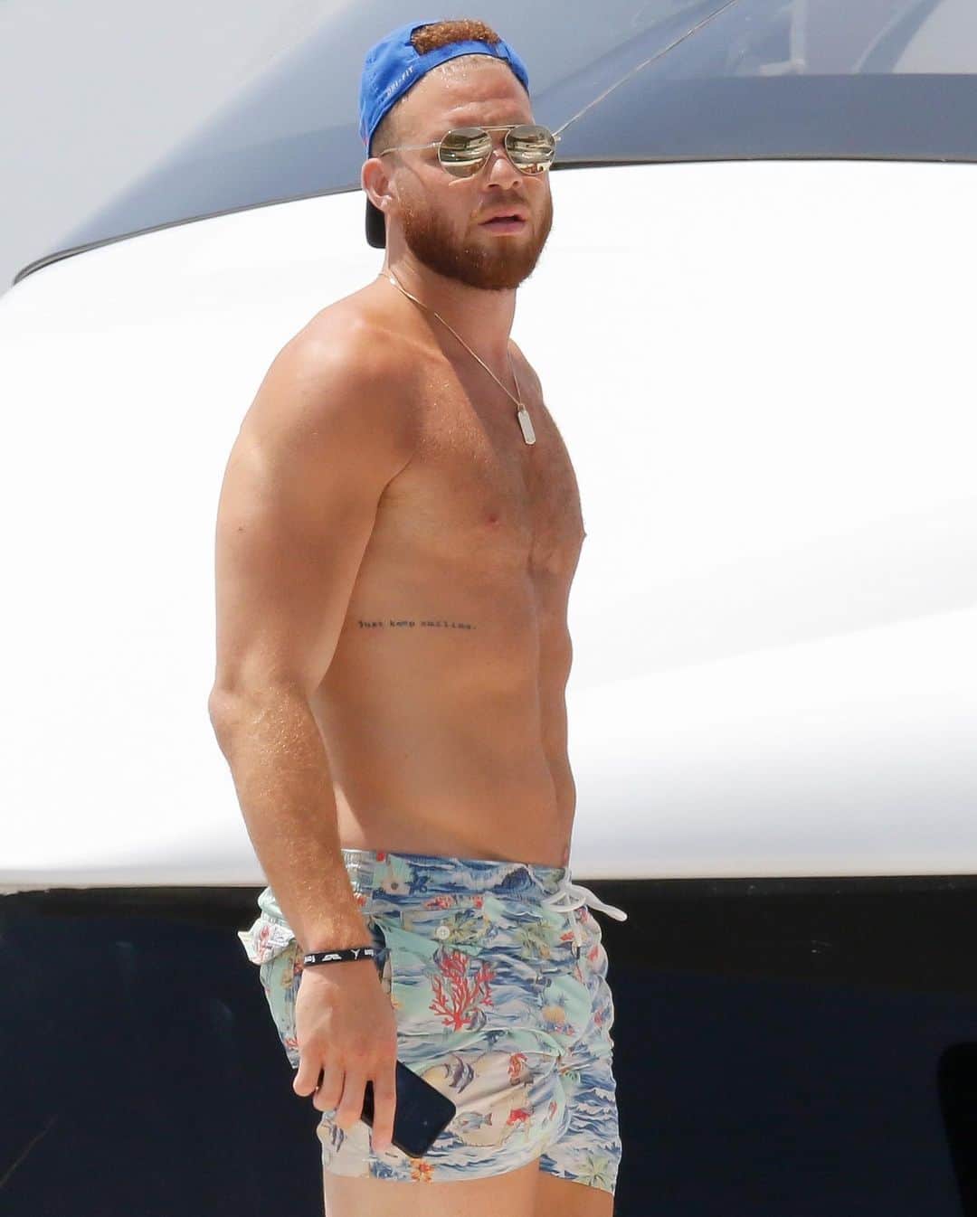 Just Jaredさんのインスタグラム写真 - (Just JaredInstagram)「Shirtless @blakegriffin23 bares his abs while vacationing with friends! #BlakeGriffin Photos: Splash」6月27日 15時19分 - justjared
