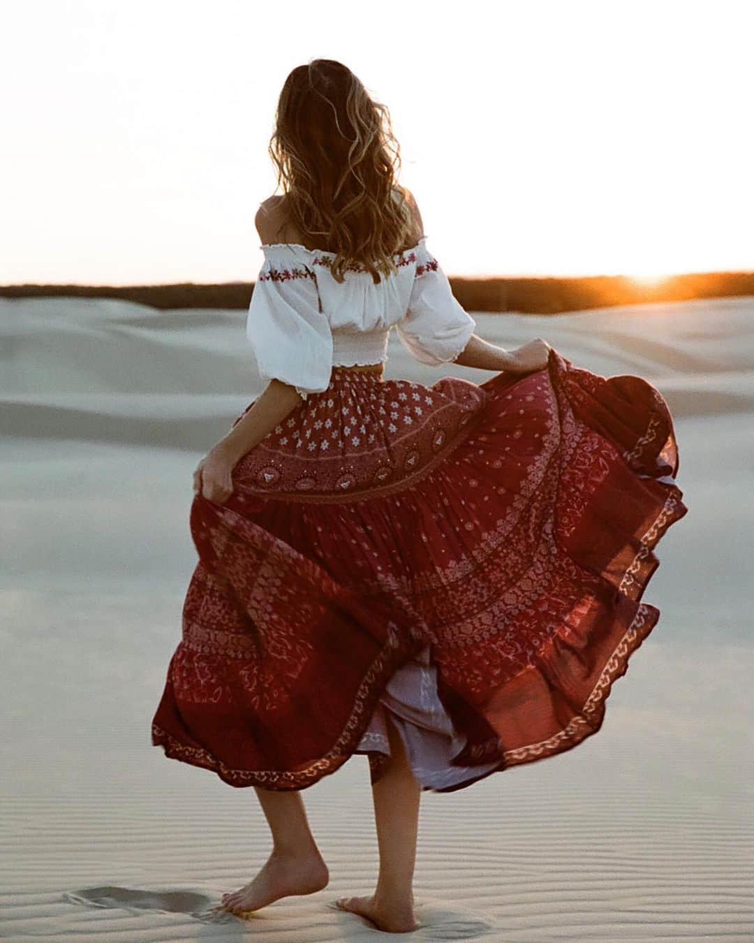 ジェシカ・スタインのインスタグラム：「Pinching myself, our limited edition collection is now live on @spell through the link in my bio. 😭❤️🍃 This is my absolute favourite, go to travel outfit of all time. I fell in to repeatedly finding and wearing versions of this throughout the years and countries; a peasant blouse from local markets in Italy or Mexico, and billowing maxi skirt found in London, Turkey or Sri Lanka. I last wore it for a week straight in New Zealand, when I was hiding my tiny bump on our last road trip. If there were ever pieces to mean everything to me, these are it. 🥰 #tuulaxspell」