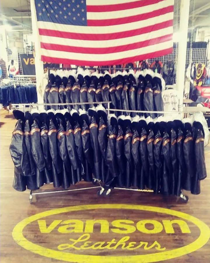 バンソンさんのインスタグラム写真 - (バンソンInstagram)「Delivering 39 Rhode island state police jackets today. We've been making and caring for these coats for 33 years!! #qualityleather  #rhodeislandstatepolice  #vansonleathers  #rhodeisland #massachusetts」6月27日 9時59分 - vansonleathers