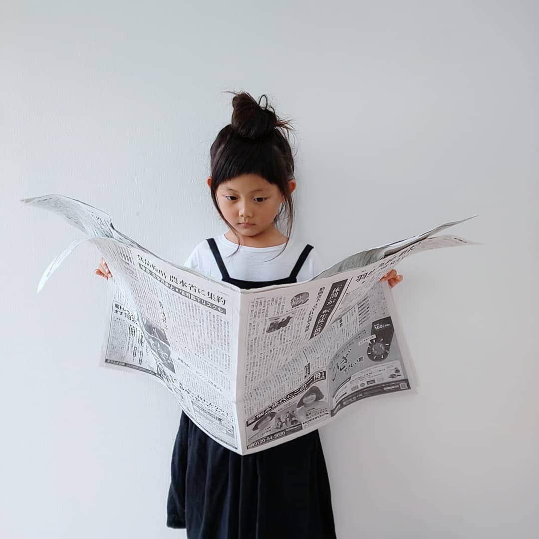 えりさんのインスタグラム写真 - (えりInstagram)「@yumeatsumeruko_nsk 📰 . . 日本新聞協会さん主催の 巨大こども夢しんぶんづくり参加してみました😁  新聞を読んで夢をみつけてほしいという願いを込めたこのプロジェクト。 全国の子どもたちの夢が書かれたふせんで 巨大な新聞風モザイクアートが作られ 8月29日の完成式でお披露目されるそう！ 学校のプール位の大きさらしいよ😲 我が子の夢が巨大新聞の1ピースになるなんて素敵♡ . . なぁちゃんの夢はお医者さんになりたいそう🏥 赤ちゃんの頃からの持病でお医者さんと関わることが多かったからかな。 今は完治して毎日服薬しなくてよくなって 元気いっぱいになれたのもお医者さんと自分の頑張りだもんね😊 あなたの周りには愛が沢山溢れているよ♡ なりたい未来が待っていますように。 . . こどもの夢を #こどもゆめしんぶん で投稿するだけで参加できちゃうそうなので ぜひcheckしてみてください✨ 全国の新聞社さんが夢を叶えてくれるかも🤭 . 詳細▷▶︎▷▶︎ @yumeatsumeruko_nsk . . #こどもゆめしんぶん #新聞 #子供 #PR」6月27日 10時02分 - chloerinrin
