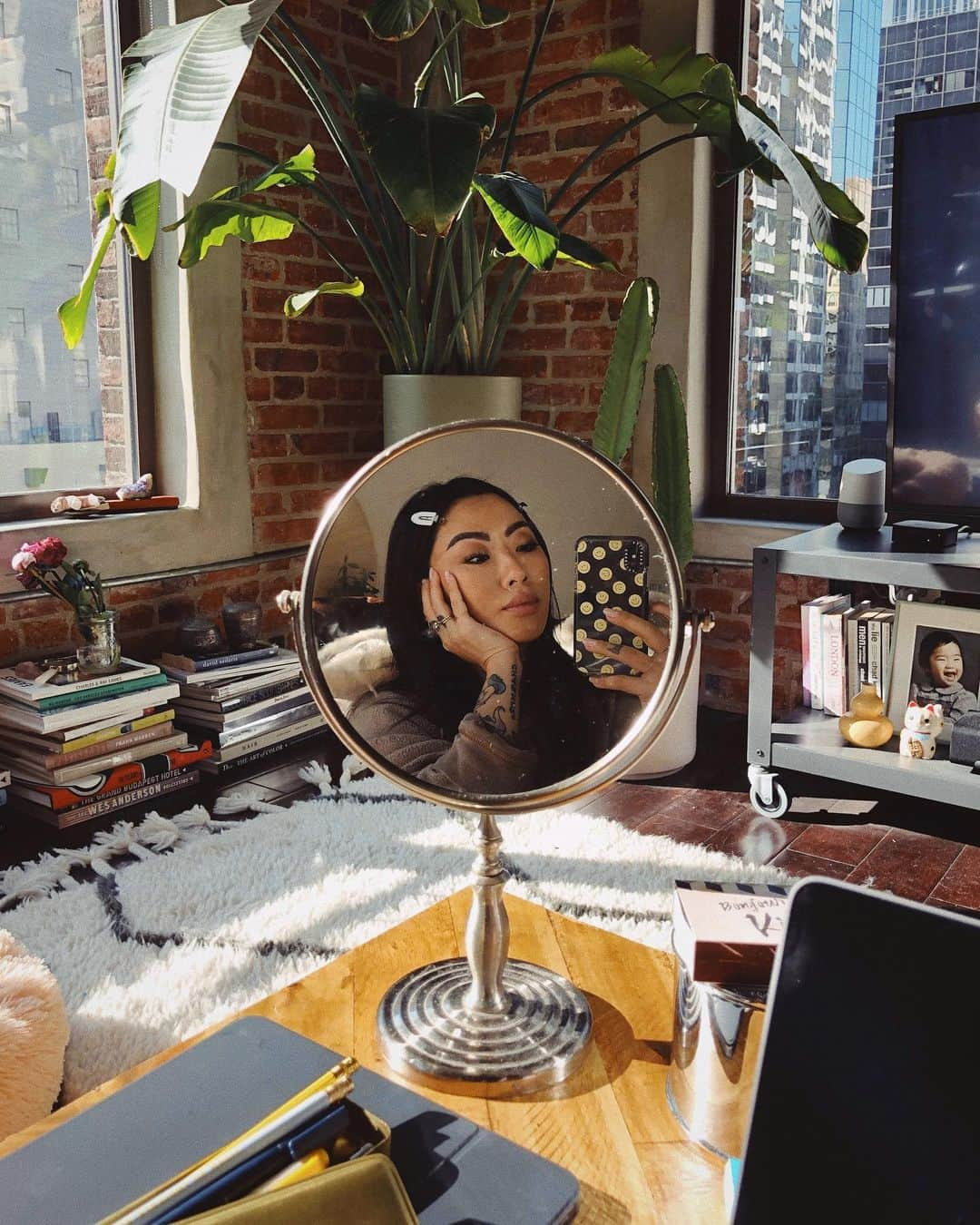 クレア・マーシャルさんのインスタグラム写真 - (クレア・マーシャルInstagram)「My coffee table has become a second desk and this is what I look like at 6pm on a Wednesday while fighting baby hairs. Also pictured: a second me with actual baby hairs.」6月27日 10時04分 - heyclaire