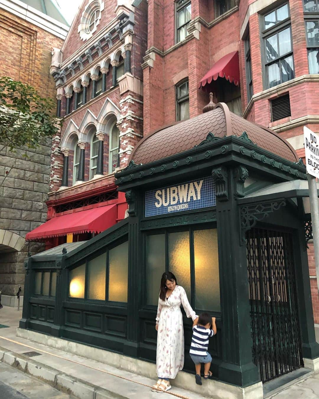 橋本麻里衣のインスタグラム：「USS..☺︎ ＊ ＊ 去年の今頃はほぼ毎日通っていたのでもう100回は行ってるかな..今でも週1は行っているUSS。 92センチ以上になると乗れるアトラクションが3つも増えます♫ ＊ ❤︎Canopy flyer  ジェラシックパークのエリアにある宙吊りタイプのジェットコースター。シートベルトが簡易なので下に落ちないか不安で怖い..!! ＊ ❤︎Sesame street Spaghetti space chase  ディズニーランドでいうとピーターパンとかプーさんのハニーハント的な乗り物かな!? ＊ ❤︎enchanted airways シュレックのお城の前にあるジェットコースター。結構スピードが早くて楽しい!! ＊ USSに行くなら 涼しくてほとんど並ばない閉園2時間前からがおすすめです☺︎ ＊ #sg#sglife#singaporelife#sglocallife#lifeinsingapore#sentosa#uss#新加坡#星港#シンガポール#シンガポールライフ#シンガポール生活#シンガポール在住#子連れシンガポール#シンガポール子育て#男の子のママ#二児ママ#セントーサ#お気に入りの場所#ユニバーサルスタジオ#インスタ映え#インスタ映えスポット ❤︎」