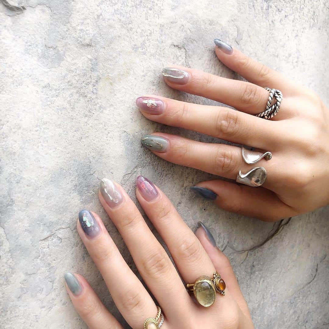 l.lily1013さんのインスタグラム写真 - (l.lily1013Instagram)「New nail. * * マーメイドカラーの涼しい夏色🧜‍♀️🐚 @lisa_nails0901 さんいつも可愛いネイルありがとう♡ ・ ・ #ニュアンスネイル#個性派ネイル #抜け感ネイル#ミラーネイル#夏ネイル#7月ネイル #天然石ネイル#マーメイドカラー #アシンメトリーネイル #ブルーネイル#ちぐはぐネイル #ヌーディネイル #ニューネイル#ネイルデザイン#nails #nailstagram #naildesign #ネイルアート#ジェルネイル #夏コーデ#海ネイル #アクセサリー#accesary」6月27日 10時08分 - l.lily1013