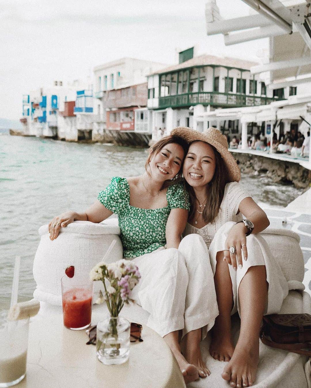 Manamiのインスタグラム：「📍Little Venice ギリシャはまたこの人と👭 ほんとによく笑うから、つられて私もいつも笑っちゃう😂💗」