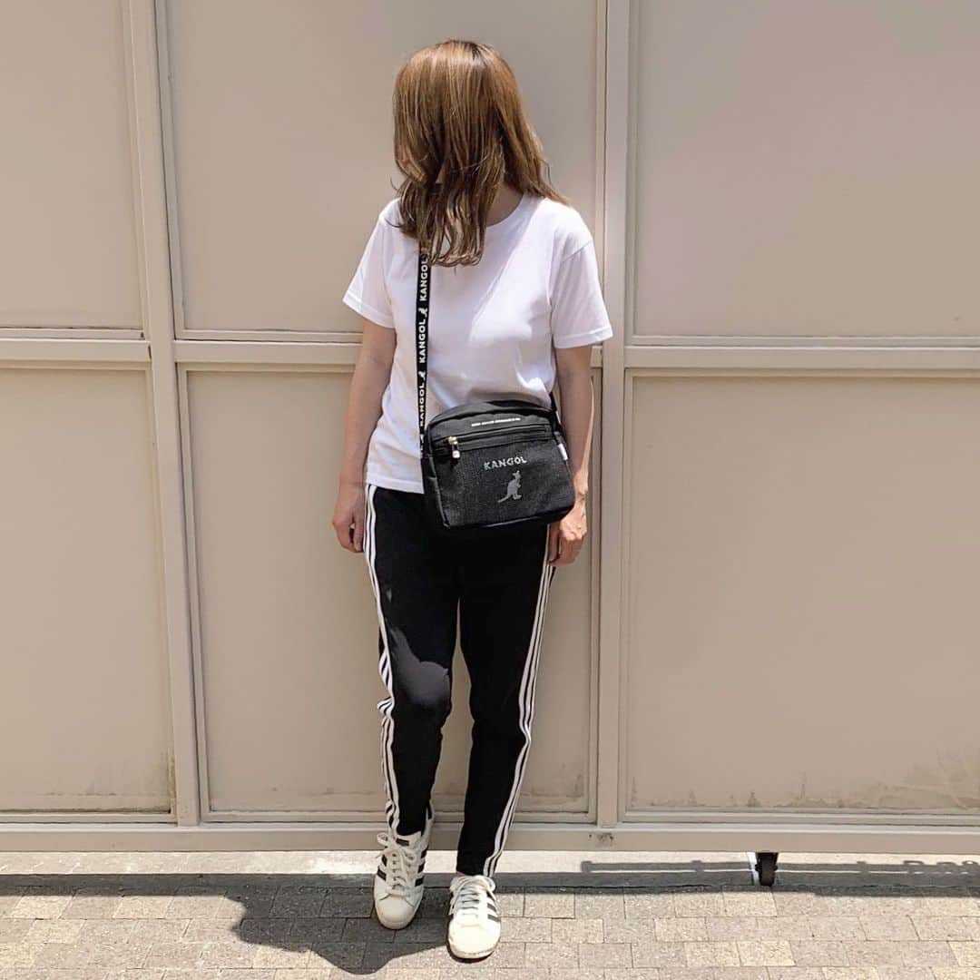 ryuu79hinaのインスタグラム：「#きのコ ・ ・ ・ 昨日の打ちっぱなしコーデ⛳️ UNIQLO✕adidasでモノトーン🐼 1日めっちゃ楽チンだった‪‪❤︎‬" カンゴールのバックはりゅうちゃんの👜 借りちゃった🤫 ・ ・ ・ 👕・@uniqlo #ユニクロ 👖・#アディダス 👟・#adidas 👜・#カンゴール ............................................................」