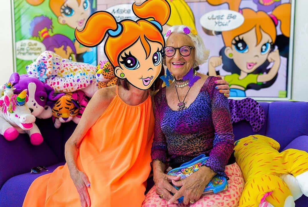 ファンキーグランマさんのインスタグラム写真 - (ファンキーグランマInstagram)「On a real note, Lisa Frank you are an ICON and one of the most down to earth human beings I’ve ever had the pleasure of meeting. Thank You for EVERYTHING 💖🌈🙏🏼 & ya’ll thought i was the real OG lol @lisafrank」6月27日 10時29分 - baddiewinkle