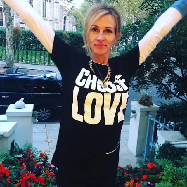ジュリア・ロバーツのインスタグラム：「Celebrating 1 Insta-year. Choose Love!💕@helprefugeesuk ✨」