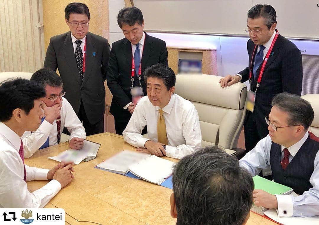 安倍晋三さんのインスタグラム写真 - (安倍晋三Instagram)「#repost @kantei 日本で初めてのG20サミットがいよいよ始まります。議長をつとめるにあたり、大阪に向かう機中で、最終確認中です。 . #政府専用機 内で打ち合わせ中 🛩 #Meeting with #安倍総理 #河野大臣 #世耕大臣 明日いよいよ #G20大阪サミット 開幕🎊  #大阪 #G20 #G20OSAKA @shinzoabe @konotarogomame @hiroshigeseko @mofajapan @meti_japan」6月27日 10時27分 - shinzoabe