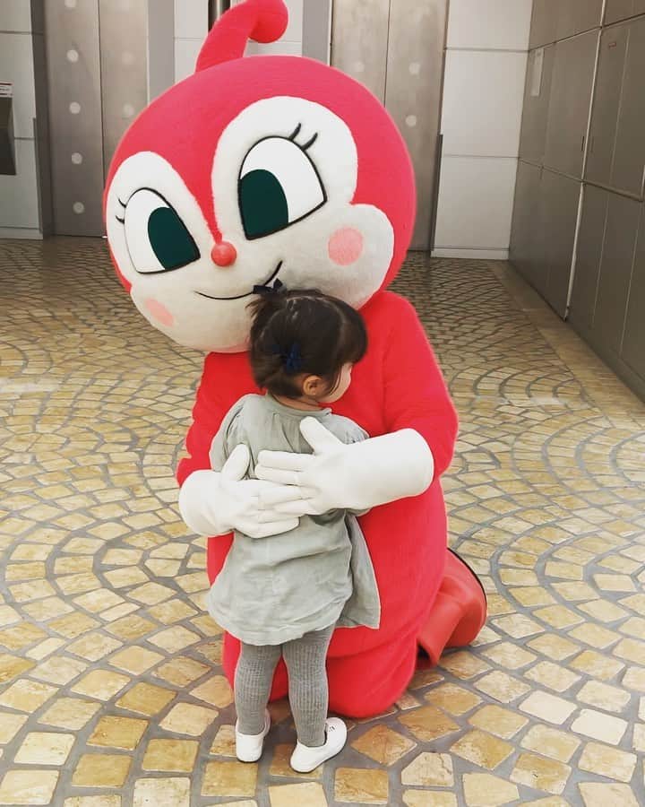 MEGのインスタグラム：「どきんちゃん...😍 #アンパンマン はアニメや本を見せた事がないものの、ブロックを持ってるからか、キャラクターが好きらしい。ダンスして、運動して、ショップのおもちゃで遊んで、たのしみました。」