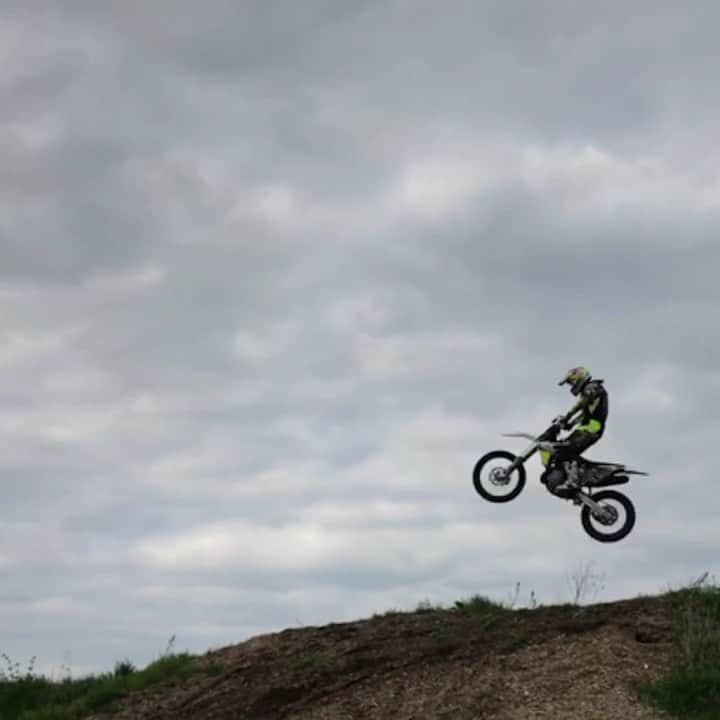 のインスタグラム：「Where there's a wheel there's a way. 🏍: @lucackermann98  #motorsports #motorbike #FMX #redbull #freestyle」