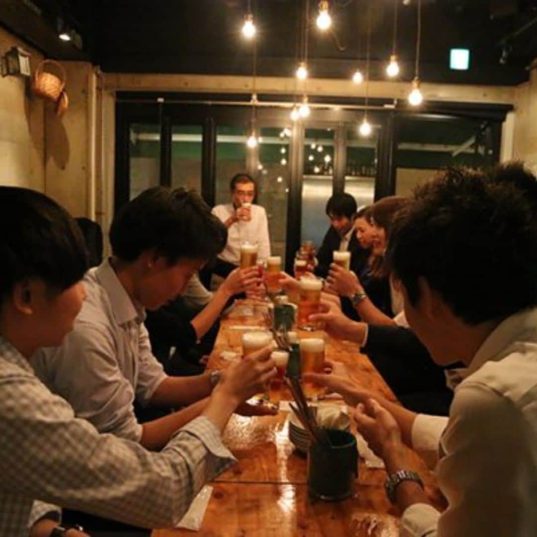 ビアージョ新宿のインスタグラム：「こんにちは、新宿西口のイタリアン＆ワインバル「ビアージョ」です。 ブログ更新しました！ 「フロア貸切にメッセージプレート、お祝い事はビアージョで！」 是非ご来店をお待ちしております。 ▼詳しくはこちら▼ https://viagio-shinjuku.com/  #ビアージョ#新宿#イタリアン#バル#居酒屋#送別会#二次会」