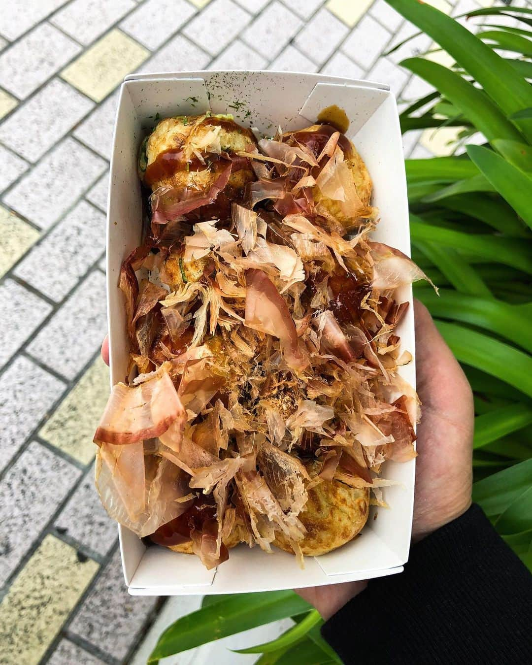 アレックス・シブタニさんのインスタグラム写真 - (アレックス・シブタニInstagram)「Takoyaki is a Japanese snack made of a wheat flour-based batter. The balls of batter are filled with diced octopus, tempura scraps, pickled ginger, and onions and are cooked in a special pan. Once they’re finished cooking, a special sauce (similar to Worcestershire sauce) is drizzled over the top and dried seaweed/bonito flakes are the finishing touch. It’s one of our favorite snacks and there are many variations! #たこ焼き #蛸焼 #takoyaki #japan #food #eeeeeats #ShibSibsSuggest」6月27日 10時51分 - shibsibs