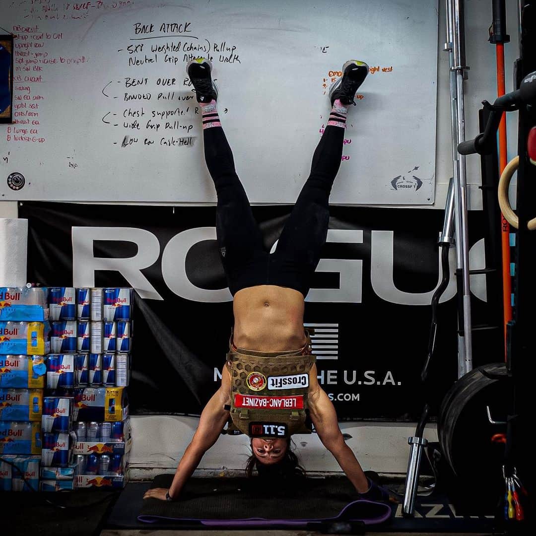 Camille Leblanc-Bazinetさんのインスタグラム写真 - (Camille Leblanc-BazinetInstagram)「Handstand and weight vest! 👊🏽🔥 “ 3rounds  30 cal assault bike Max weighted strict hspu “  5 weeks out !  Lifting, gymnastic, conditioning 🤪🙌🏽⭐️ @redbull #crossfit #crossfitgames #fitness #lifting #squat #burpees #workhard #beproud #feroce #ferocfitness」6月27日 10時51分 - camillelbaz