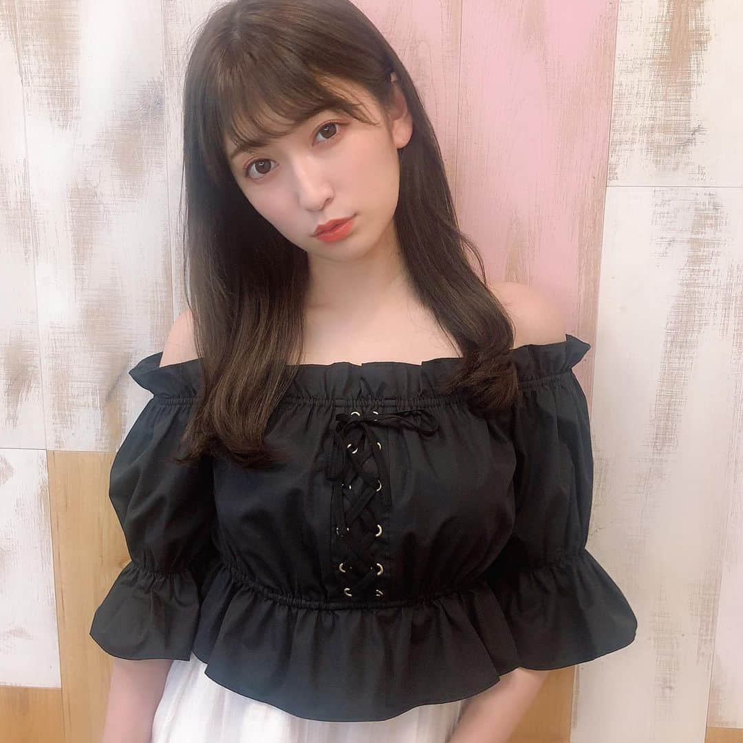 吉田朱里さんのインスタグラム写真 - (吉田朱里Instagram)「本日12時〜販売開始♥️♥️ . オフショルトップス👗 丈感、フリルの大きさ、 レースアップの部分、袖の形 全部全部こだわりすぎて なんどもサンプル上げてもらって  発売が思ったより遅くなって しまった商品😂笑 . 気になる二の腕は隠せるし フリルで肩幅も華奢に見える ウエスト部分もハイウエストで キュッとなってるからスタイル良く見えるよ💕 . ブラック、ホワイトの2色展開です！！💕 . 12時発売なのでお早めに🙋‍♀️💕 . #あみゅこーで #amiuuwink #オフショル #トップス #夏コーデ」6月27日 10時57分 - _yoshida_akari