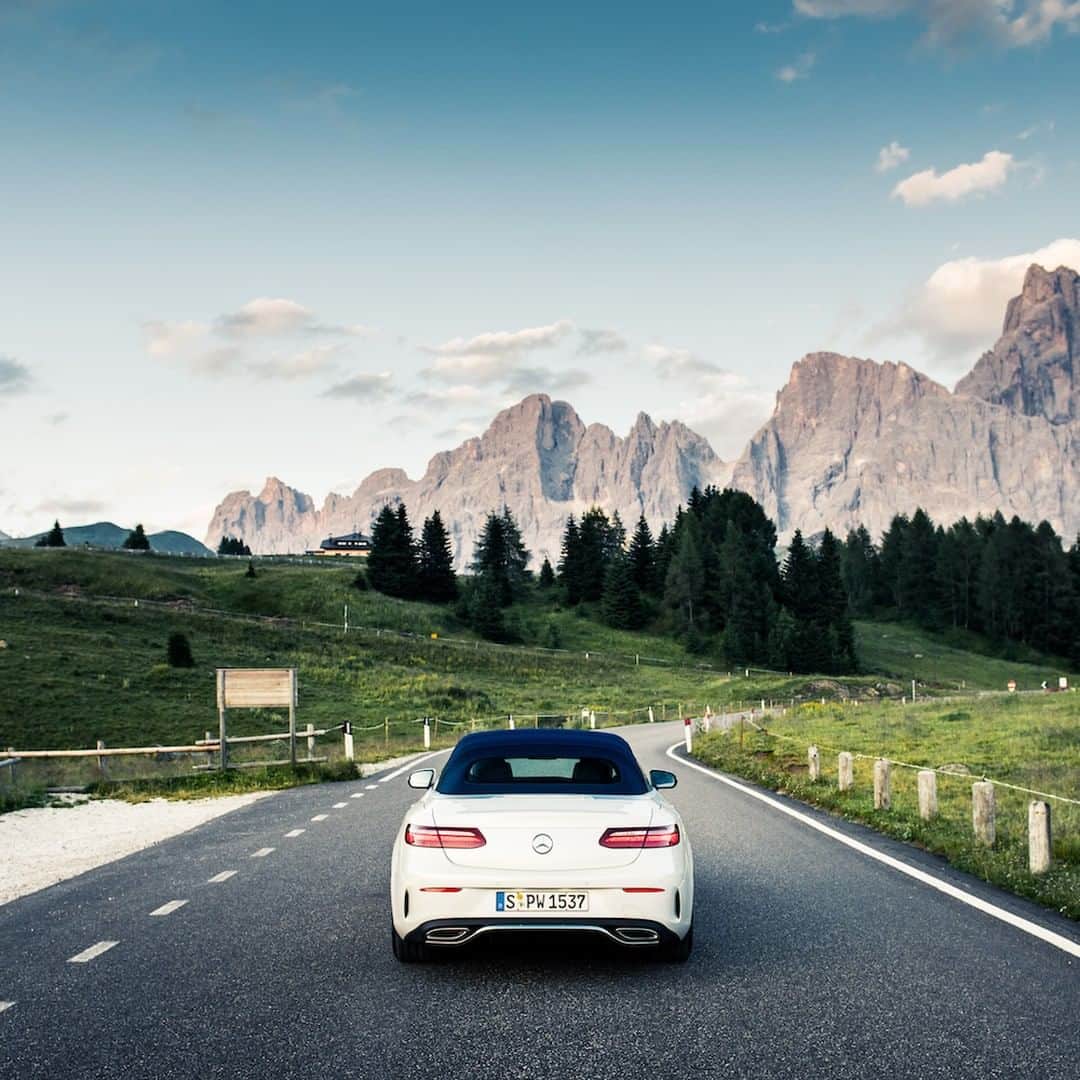メルセデス・ベンツさんのインスタグラム写真 - (メルセデス・ベンツInstagram)「Heading towards new adventures. ☀️ 📸: @denniswierenga for #MBsocialcar . #Mercedes #MercedesBenz #MBCar #InstaCar #carsofinstagram #EClass #cabriolet #adventure #roadtrip」6月27日 11時00分 - mercedesbenz