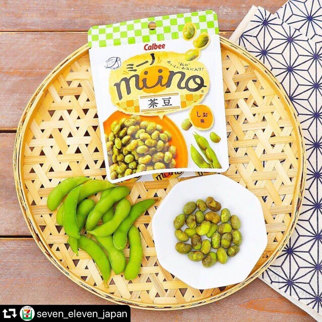 カルビーさんのインスタグラム写真 - (カルビーInstagram)「#repost @seven_eleven_japan ・・・ ＼miino茶豆しお味💚／ 素材のおいしさを引き出したセブン-イレブン先行販売「カルビー miino茶豆しお味」（税込160円）😋✨ 茶豆を丸ごと素揚げしました👌💕 香ばしくホクッとしたおいしさをお楽しみください😌  #miino茶豆しお味 #miino #ミーノ #miino茶豆 #miinoそら豆 #カルビー #calbee #塩 #茶豆 #そら豆 #素材 #素材の味 #素揚げ #香ばしい #おいしい #お菓子 #今日のおやつ #おやつタイム #セブンスイーツアンバサダー #セブンイレブンスイーツ #コンビニおやつ #セブンプレミアム #近くて便利 #セブン #セブンイレブン #seveneleven #instafood #beans」6月27日 11時02分 - calbee_jp