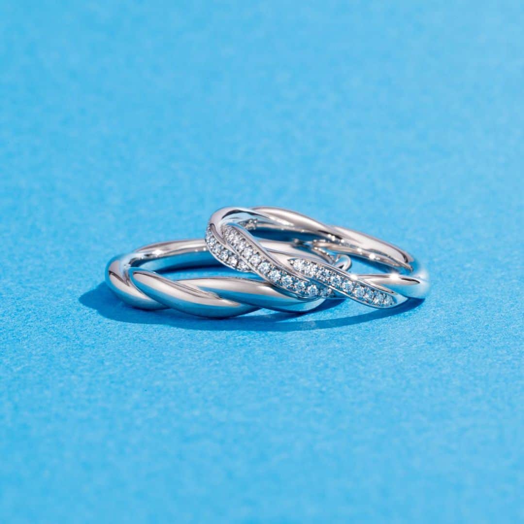 ラザール ダイヤモンド ブティック公式 | 婚約・結婚指輪さんのインスタグラム写真 - (ラザール ダイヤモンド ブティック公式 | 婚約・結婚指輪Instagram)「・ 「憧れのリゾート・ウエディング。こんな方におすすめ！」 ・ 非日常の空間で、アットホームでフォトジェニックな結婚式ができると人気が高いリゾート・ウエディング。気になる方も多いのでは？ ・ リゾート・ウエディングはこんな方におすすめです。 ・ 『美しい景色の中で素敵な写真をたくさん残したい』 『気の置けない人たちと少人数で結婚式がしたい』 『披露宴では凝った演出はせず､ゲストとリラックスして和やかな時間を過ごしたい』 『旅行気分で結婚式を行いたい』 ・ ラザール ダイヤモンド ブティックでは、ビーチをモチーフにしたリングもご用意しています。気になる方はぜひ店舗や公式サイトでご覧下さい。 ・ THE WORLD’S MOST BEAUTIFUL DIAMOND® 商品詳細はプロフィール @lazarediamond_boutique のURLからどうぞ ・ ご予約のうえ、初来店の方に2,000円分のJCB商品券をプレゼント ・ #リゾートウエディング #クレセントビーチ #オーチャードビーチ #夏にぴったり ・ #プロポーズ #ブライダルリング #マリッジリング #エンゲージリング #エンゲージメントリング #ダイヤモンドリング #婚約 #結婚 #指輪 #婚約指輪 #結婚指輪 #婚約指輪選び #結婚指輪選び #指輪探し #結婚式 #結婚式準備 #2019年春婚 #2019年夏婚 #2019年秋婚 #2019年冬婚 ・ #ラザールダイヤモンド #lazarediamond」6月27日 11時02分 - lazarediamond_boutique