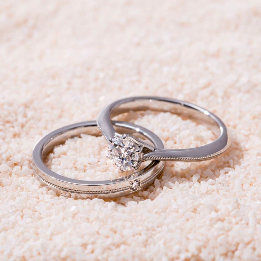 ラザール ダイヤモンド ブティック公式 | 婚約・結婚指輪さんのインスタグラム写真 - (ラザール ダイヤモンド ブティック公式 | 婚約・結婚指輪Instagram)「・ 「憧れのリゾート・ウエディング。こんな方におすすめ！」 ・ 非日常の空間で、アットホームでフォトジェニックな結婚式ができると人気が高いリゾート・ウエディング。気になる方も多いのでは？ ・ リゾート・ウエディングはこんな方におすすめです。 ・ 『美しい景色の中で素敵な写真をたくさん残したい』 『気の置けない人たちと少人数で結婚式がしたい』 『披露宴では凝った演出はせず､ゲストとリラックスして和やかな時間を過ごしたい』 『旅行気分で結婚式を行いたい』 ・ ラザール ダイヤモンド ブティックでは、ビーチをモチーフにしたリングもご用意しています。気になる方はぜひ店舗や公式サイトでご覧下さい。 ・ THE WORLD’S MOST BEAUTIFUL DIAMOND® 商品詳細はプロフィール @lazarediamond_boutique のURLからどうぞ ・ ご予約のうえ、初来店の方に2,000円分のJCB商品券をプレゼント ・ #リゾートウエディング #クレセントビーチ #オーチャードビーチ #夏にぴったり ・ #プロポーズ #ブライダルリング #マリッジリング #エンゲージリング #エンゲージメントリング #ダイヤモンドリング #婚約 #結婚 #指輪 #婚約指輪 #結婚指輪 #婚約指輪選び #結婚指輪選び #指輪探し #結婚式 #結婚式準備 #2019年春婚 #2019年夏婚 #2019年秋婚 #2019年冬婚 ・ #ラザールダイヤモンド #lazarediamond」6月27日 11時02分 - lazarediamond_boutique